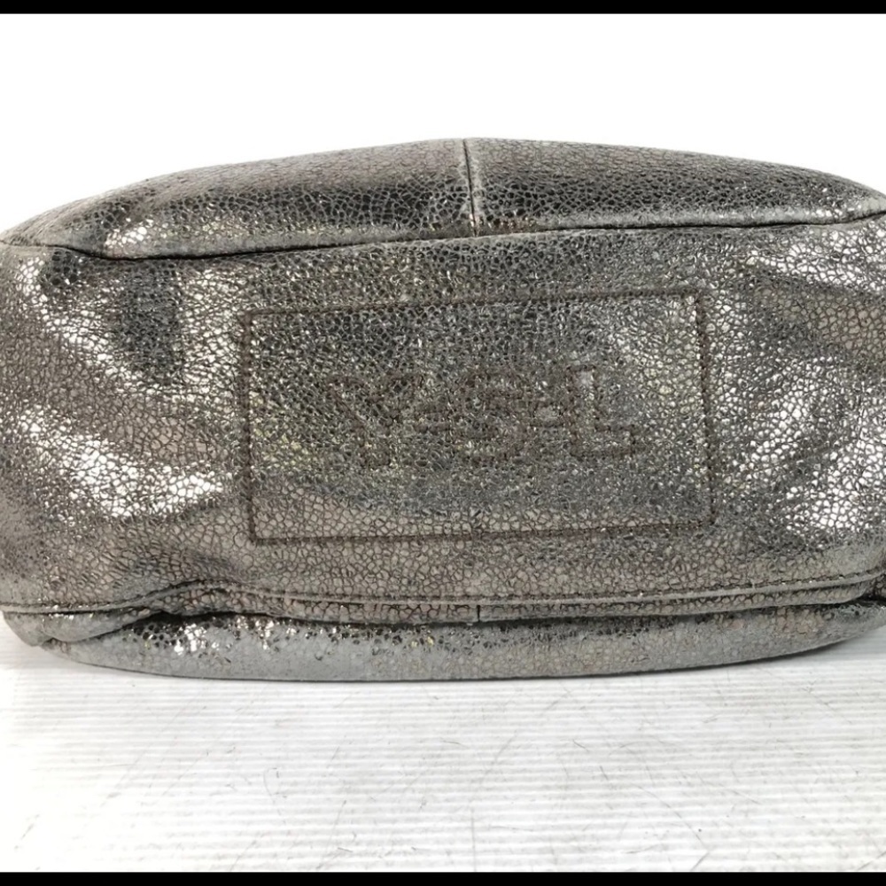 YVES SAINT LAURENT
Leather Medium Besace Flap metallic silver - Picture 6 of 11
